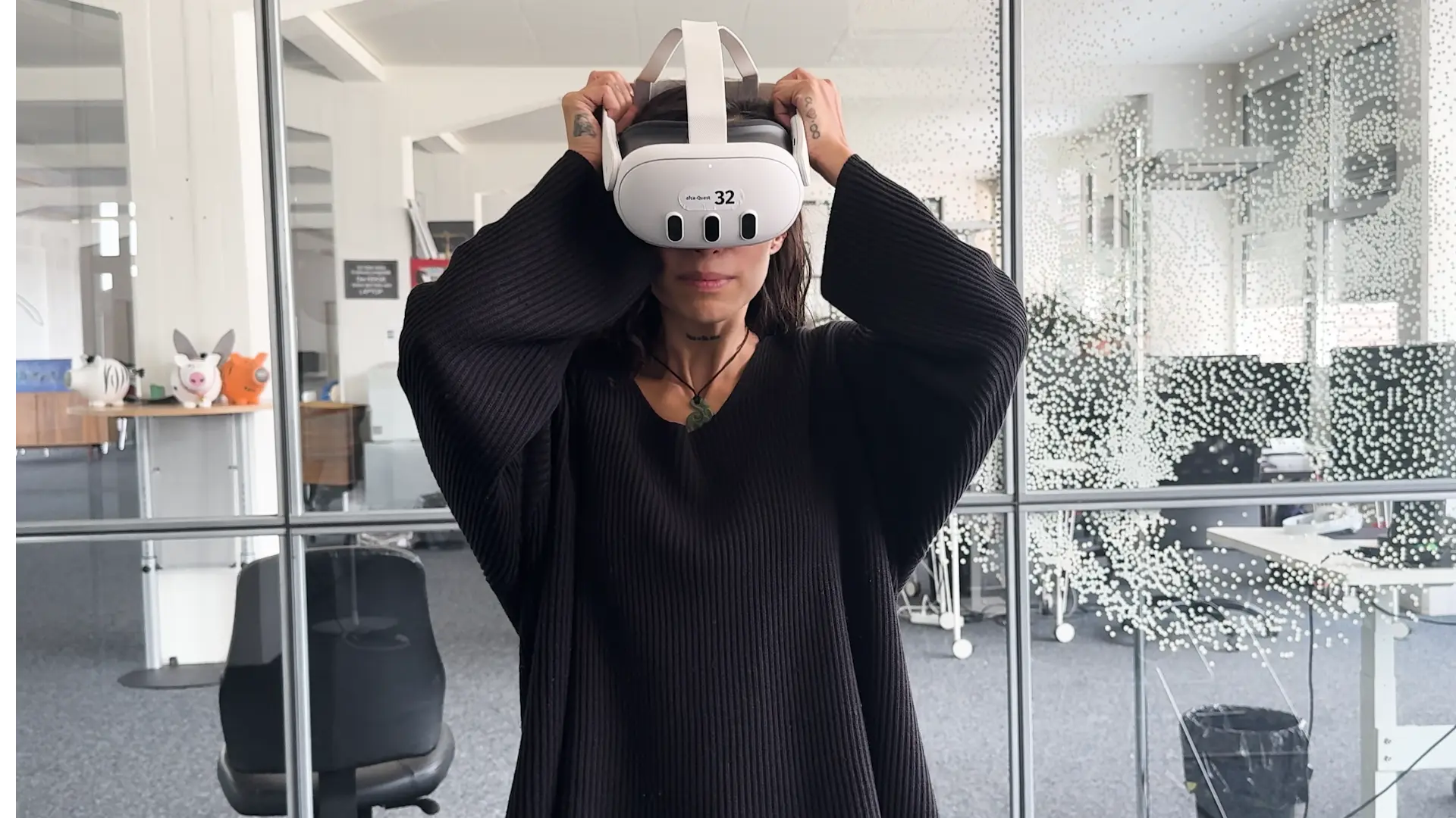 Person setzt Meta Quest 3 VR-Brille auf für XARA KI-Dialogtraining