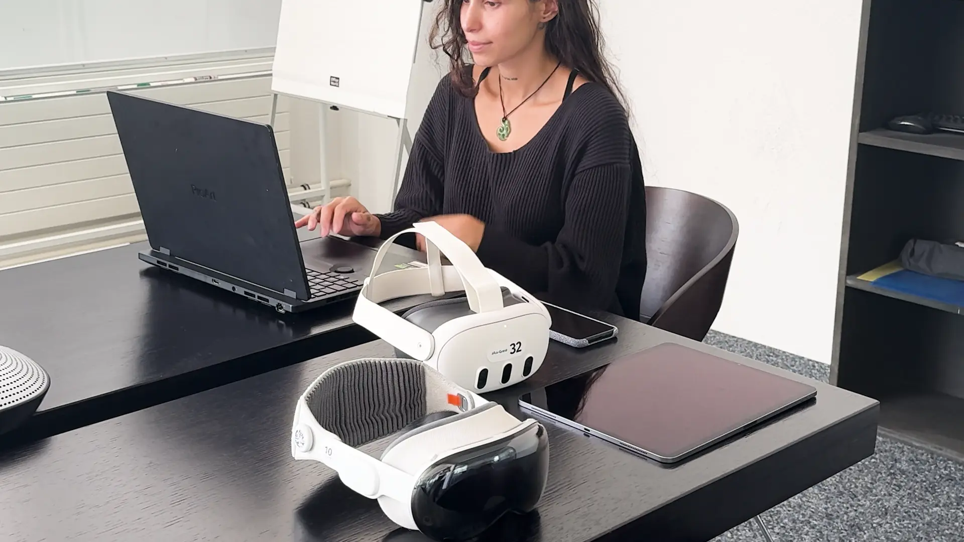 Meta Quest und Apple Vision Pro neben Laptop – XARA Dialogtraining auf mehreren Geräten